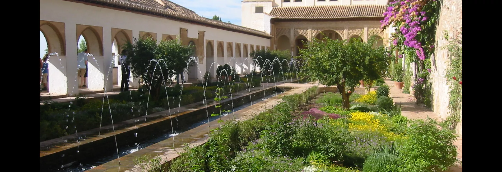 137-3724	Paratiisin puutarha keskiajalta: pieniä kukkivia hedelmäpuita, kukkivia perennapenkkejä ja vilvoittavaa vettä. Generalife, Granada, Espanja